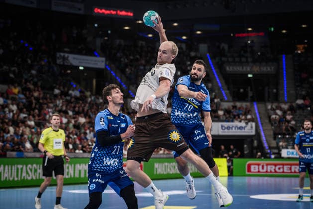 Fynn Hangstein (Bergischer HC, 10) setzt sich durch gegen Jorick Pol (TVB Stuttgart, 21), li. und Mohamed Amine Darmoul (TVB Stuttgart, 70), re. GER, TVB Stuttgart - Bergischer HC, Opel HBL, Handball, Bundesliga, 1. Spieltag, Spielzeit 2026 2027, 28.08.2026 GER, TVB Stuttgart - Bergischer HC, Opel HBL, Handball, Bundesliga, 1. Spieltag, Spielzeit 2026 2027, 28.08.2026 Stuttgart Copyright: xSandyxDinkelackerx EP_SDR