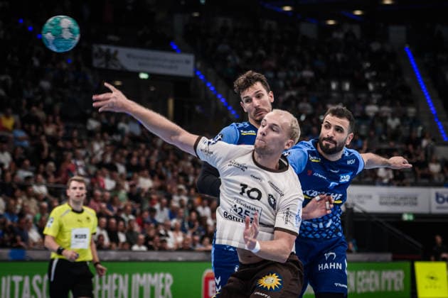 Fynn Hangstein (Bergischer HC, 10) setzt sich durch gegen Jorick Pol (TVB Stuttgart, 21), li. und Mohamed Amine Darmoul (TVB Stuttgart, 70), re. GER, TVB Stuttgart - Bergischer HC, Opel HBL, Handball, Bundesliga, 1. Spieltag, Spielzeit 2026 2027, 28.08.2026 GER, TVB Stuttgart - Bergischer HC, Opel HBL, Handball, Bundesliga, 1. Spieltag, Spielzeit 2026 2027, 28.08.2026 Stuttgart Copyright: xSandyxDinkelackerx EP_SDR