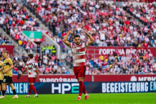 Yassine Bouchama (Fortuna Düsseldorf, 05) heizt die Fans an Fortuna Duesseldorf vs. VFB Stuttgart II, Fussball, 3.Liga, 03.Spieltag, Saison 2026 27, 28.08.2026, DFL REGULATIONS PROHIBIT ANY USE OF PHOTOGRAPHS AS IMAGE SEQUENCES AND OR QUASI-VIDEO, Fortuna Duesseldorf vs. VFB Stuttgart II, Fussball, 3.Liga, 3.Spieltag, Saison 2026 27, 28.08.2026 Düsseldorf Copyright: xEibner-Pressefoto LukasxBaldygax EP_LBA