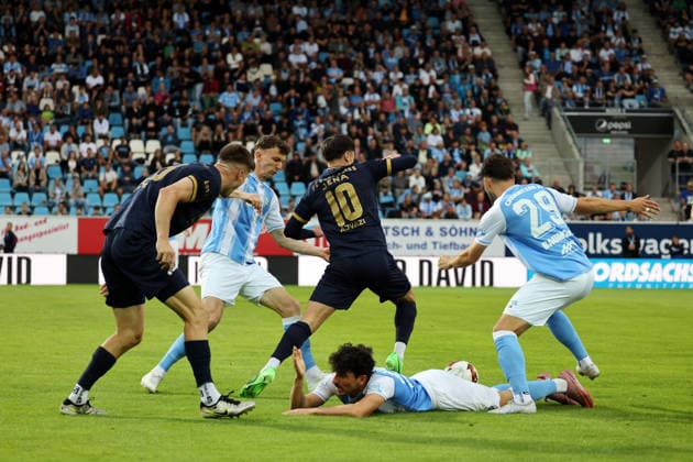 Domenico Alberico 10 am Boden liegend darüber kämpfen jeweils ein jenaer und Chemnitzer und Dion Ajazi 10, Tom Baumgart 29 um den Ball, Chemnitzer FC- Carl Zeiss Jena, 7. Spieltag, Fussball Regionalliga Nordost 2026 27, eins-Stadion an der Gellertstrasse Chemnitz, Sachsen, Deutschland, 28.08.2026, Hochrisikospiel, 1. Halbzeti