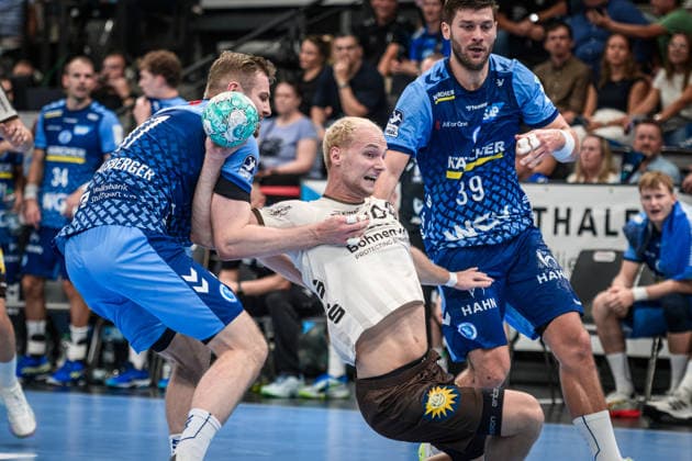 Fynn Hangstein (Bergischer HC, 10) wird gestoppt von Samuel Roethlisberger (TVB Stuttgart, 17) und Malte Donker (TVB Stuttgart, 39) GER, TVB Stuttgart - Bergischer HC, Opel HBL, Handball, Bundesliga, 1. Spieltag, Spielzeit 2026 2027, 28.08.2026 GER, TVB Stuttgart - Bergischer HC, Opel HBL, Handball, Bundesliga, 1. Spieltag, Spielzeit 2026 2027, 28.08.2026 Stuttgart Copyright: xSandyxDinkelackerx EP_SDR