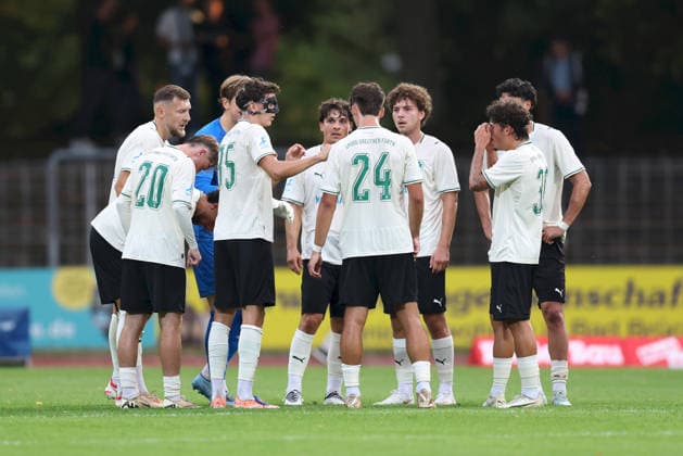 28.08.2026, Herren, Fussball, Saison 2026 2027, Regionalliga Bayern, 6. Spieltag: 1. FC Schweinfurt 1905 - SpVgg Greuther Fuerth II Die Spieler der SpVgg Greuther Fürth II sammeln sich nach dem dritten Gegentor kurz zur Besprechung, Jakob Engel ( 35, SpVgg Greuther Fürth II) gestikuliert, Arme, Hände, gibt Anweisungen Schweinfurt Sachs-Stadion Bayern Deutschland
