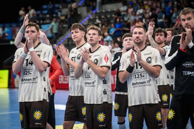 Lukas Becher (Bergischer HC, 07), Mitte und Team - sichtlich enttaeuscht nach Auswaertsniederlage in Stuttgart GER, TVB Stuttgart - Bergischer HC, Opel HBL, Handball, Bundesliga, 1. Spieltag, Spielzeit 2026 2027, 28.08.2026 GER, TVB Stuttgart - Bergischer HC, Opel HBL, Handball, Bundesliga, 1. Spieltag, Spielzeit 2026 2027, 28.08.2026 Stuttgart Copyright: xSandyxDinkelackerx EP_SDR