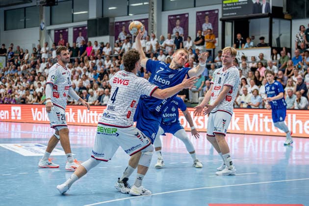 2. HBL; TV Hüttenberg - TV Großwallstadt, 28.08.26 Patrick Gempp (TV Großwallstadt, 7), David Sehnke (TV Hüttenberg, 4), Georg Löwen (TV Hüttenberg, 33), Leif Haack (TV Hüttenberg, 20), 2. HBL; TV Hüttenberg - TV Großwallstadt: Hüttenberg, 28.08.26 Copyright: xBEAUTIFULxSPORTS Roeczeyx