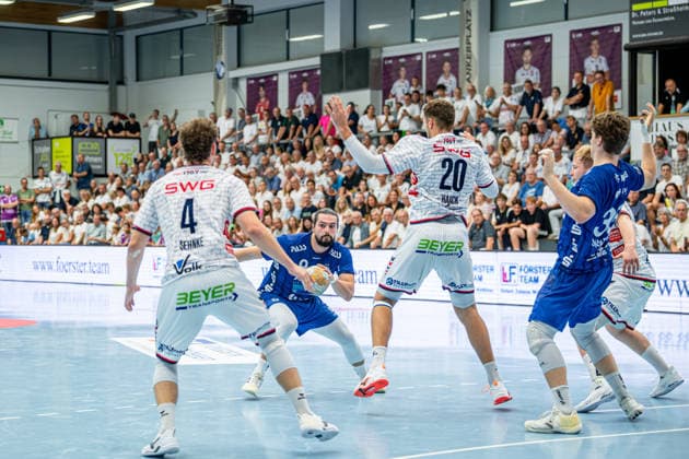 2. HBL; TV Hüttenberg - TV Großwallstadt, 28.08.26 Yessine Meddeb (TV Großwallstadt, 9), David Sehnke (TV Hüttenberg, 4), Leif Haack (TV Hüttenberg, 20), Axel Skaarnaes (TV Großwallstadt, 35), Georg Löwen (TV Hüttenberg, 33) 2. HBL; TV Hüttenberg - TV Großwallstadt: Hüttenberg, 28.08.26 Copyright: xBEAUTIFULxSPORTS Roeczeyx
