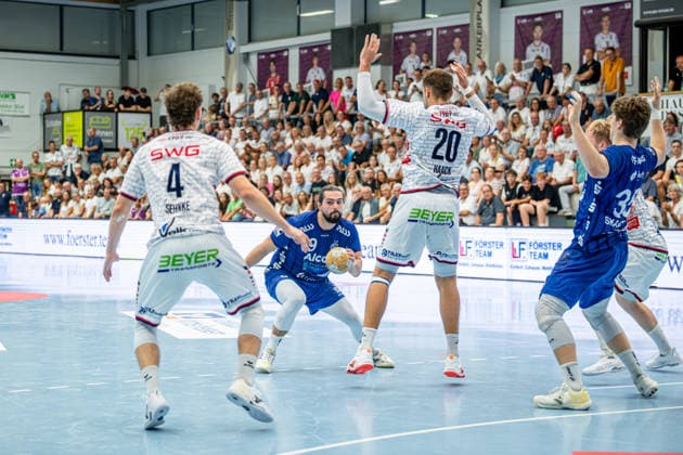2. HBL; TV Hüttenberg - TV Großwallstadt, 28.08.26 Yessine Meddeb (TV Großwallstadt, 9), David Sehnke (TV Hüttenberg, 4), Leif Haack (TV Hüttenberg, 20), Axel Skaarnaes (TV Großwallstadt, 35), Georg Löwen (TV Hüttenberg, 33) 2. HBL; TV Hüttenberg - TV Großwallstadt: Hüttenberg, 28.08.26 Copyright: xBEAUTIFULxSPORTS Roeczeyx