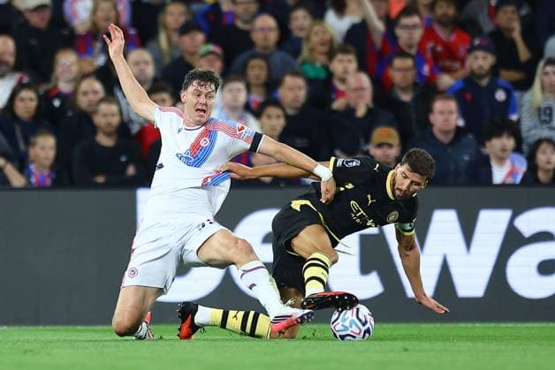Jorgen Strand Larsen of Crystal Palace competes for the ball with Ruben Dias of Manchester City Crystal Palace v Manchester City, Premier League Football, Football, Selhurst Park, London, UK - 28 Aug 2026London Selhurst Park United Kingdom EDITORIAL USE ONLY No use with unauthorised audio, video, data, fixture lists, club league logos or live services. Online in-match use limited to 120 images, no video emulation. No use in betting, games or single club league player publications. Copyright: xMichaelxZemanek Shutterstockx 17118951ce