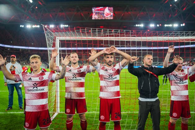 Fortuna Spieler vor der Kurve nach dem Spiel, Sascha Risch (Fortuna Düsseldorf, 28) , Eric Hottmann (Fortuna Düsseldorf, 09), Fabian Schleusener (Fortuna Düsseldorf, 24), Jorrit Hendrix (Fortuna Düsseldorf, 08), Jomaine Consbruch (Fortuna Düsseldorf, 14) Fortuna Duesseldorf vs. VFB Stuttgart II, Fussball, 3.Liga, 03.Spieltag, Saison 2026 27, 28.08.2026, DFL REGULATIONS PROHIBIT ANY USE OF PHOTOGRAPHS AS IMAGE SEQUENCES AND OR QUASI-VIDEO, Fortuna Duesseldorf vs. VFB Stuttgart II, Fussball, 3.Liga, 3.Spieltag, Saison 2026 27, 28.08.2026 Düsseldorf Copyright: xEibner-Pressefoto LukasxBaldygax EP_LBA