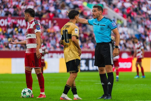 Yassine Bouchama (Fortuna Düsseldorf, 05) , Nicolas Sessa (VFB Stuttagrt II, 10) wird von Tom Bauer (Schiedsrichter) ermahnt Fortuna Duesseldorf vs. VFB Stuttgart II, Fussball, 3.Liga, 03.Spieltag, Saison 2026 27, 28.08.2026, DFL REGULATIONS PROHIBIT ANY USE OF PHOTOGRAPHS AS IMAGE SEQUENCES AND OR QUASI-VIDEO, Fortuna Duesseldorf vs. VFB Stuttgart II, Fussball, 3.Liga, 3.Spieltag, Saison 2026 27, 28.08.2026 Düsseldorf Copyright: xEibner-Pressefoto LukasxBaldygax EP_LBA