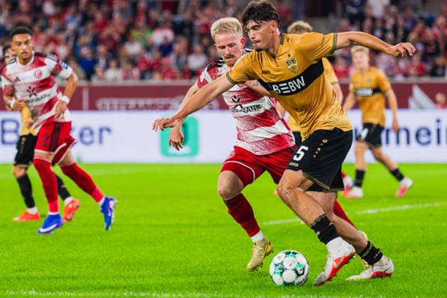 Steven van der Sloot (Fortuna Düsseldorf, 02) blickt auf den Zweikampf von Jomaine Consbruch (Fortuna Düsseldorf, 14) und Mirza Catovic (VFB Stuttagrt II, 05) Fortuna Duesseldorf vs. VFB Stuttgart II, Fussball, 3.Liga, 03.Spieltag, Saison 2026 27, 28.08.2026, DFL REGULATIONS PROHIBIT ANY USE OF PHOTOGRAPHS AS IMAGE SEQUENCES AND OR QUASI-VIDEO, Fortuna Duesseldorf vs. VFB Stuttgart II, Fussball, 3.Liga, 3.Spieltag, Saison 2026 27, 28.08.2026 Düsseldorf Copyright: xEibner-Pressefoto LukasxBaldygax EP_LBA