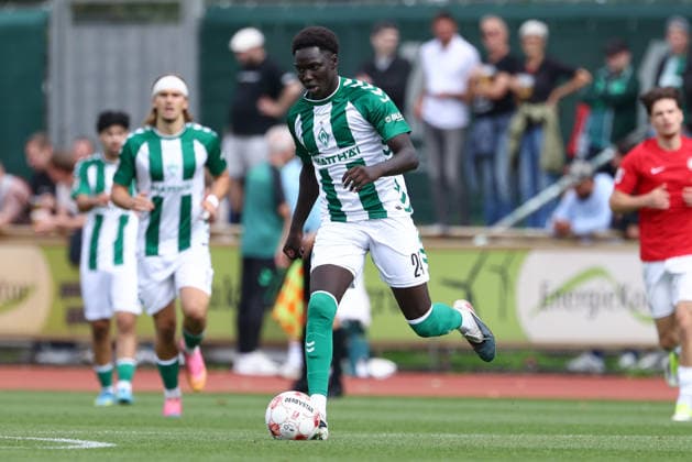 Ramiz Hamouda (SV Werder Bremen II, 24) am Ball, Einzelbild, Ganzkörper, Aktion, Action, Spielszene, 29.08.2026, Bremen (Deutschland), Fussball, Regionalliga Nord, SV Werder Bremen II - HSC Hannover