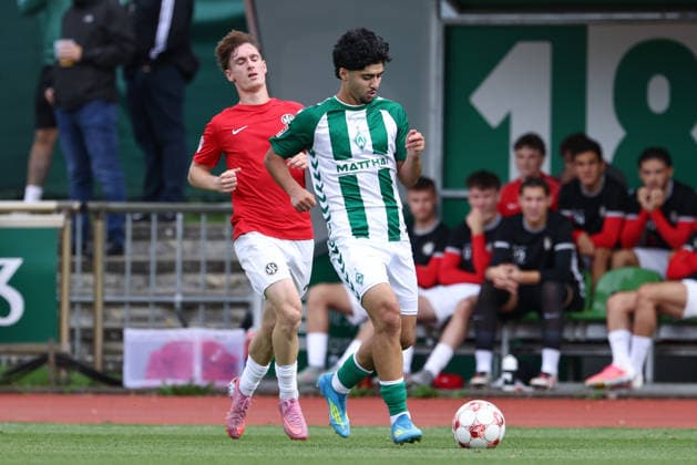 v.li.: Lukas Schorler (HSC Hannover, 2) und Darwin Kaan Soylu (SV Werder Bremen II, 10) im Zweikampf, Duell, Dynamik, Aktion, Action, Spielszene, 29.08.2026, Bremen (Deutschland), Fussball, Regionalliga Nord, SV Werder Bremen II - HSC Hannover