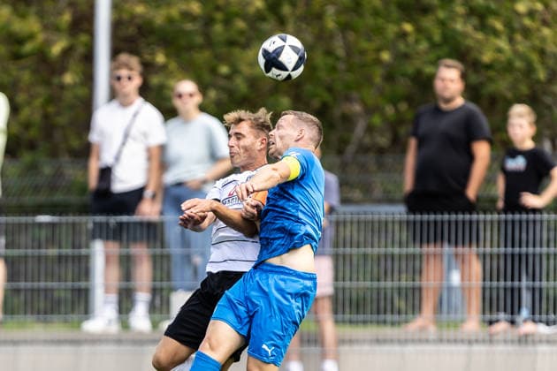 FC-Astoria Walldorf vs. SSV Ulm 1846 Fußball, Fussball, Regionalliga, 4. Spieltag, Dietmar-Hopp-Sportpark Walldorf 29.08.26 v.l. Alexander Kopf (SSV Ulm 1846 Fußball, 20), Marcel Carl (FC Astoria Walldorf, 09) FC-Astoria Walldorf vs. SSV Ulm 1846 Fußball, Fussball, Regionalliga, 4. Spieltag, Dietmar-Hopp-Sportpark Walldorf 29.08.26 Foto: Lucca Fundel Walldorf Dietmar-Hopp-Sportpark Baden-Württemberg Deutschland