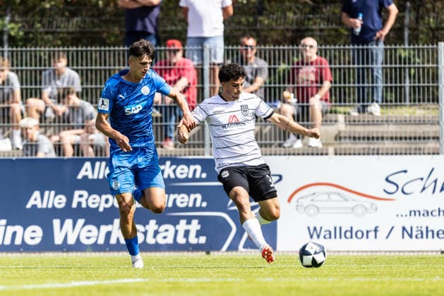 FC-Astoria Walldorf vs. SSV Ulm 1846 Fußball, Fussball, Regionalliga, 4. Spieltag, Dietmar-Hopp-Sportpark Walldorf 29.08.26 v.l. Konrad Riehle (FC Astoria Walldorf, 14), Alexandre Azevedo (SSV Ulm 1846 Fußball, 03) FC-Astoria Walldorf vs. SSV Ulm 1846 Fußball, Fussball, Regionalliga, 4. Spieltag, Dietmar-Hopp-Sportpark Walldorf 29.08.26 Foto: Lucca Fundel Walldorf Dietmar-Hopp-Sportpark Baden-Württemberg Deutschland