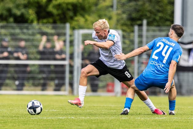 FC-Astoria Walldorf vs. SSV Ulm 1846 Fußball, Fussball, Regionalliga, 4. Spieltag, Dietmar-Hopp-Sportpark Walldorf 29.08.26 v.l. Per Lockl (SSV Ulm 1846 Fußball, 08), Yannick Thermann (FC Astoria Walldorf, 24) FC-Astoria Walldorf vs. SSV Ulm 1846 Fußball, Fussball, Regionalliga, 4. Spieltag, Dietmar-Hopp-Sportpark Walldorf 29.08.26 Foto: Lucca Fundel Walldorf Dietmar-Hopp-Sportpark Baden-Württemberg Deutschland