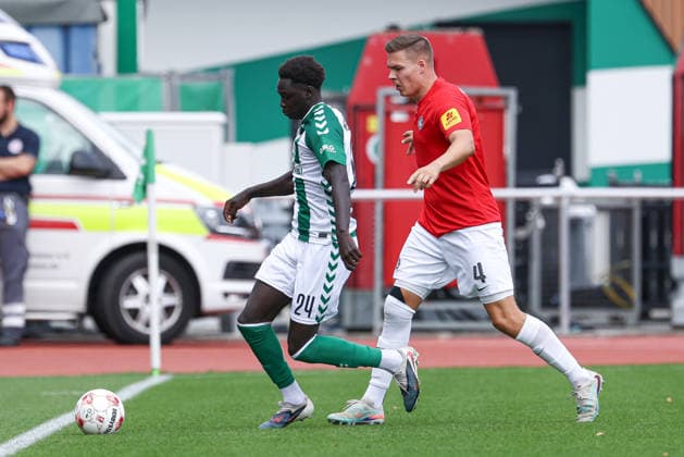 v.li.: Ramiz Hamouda (SV Werder Bremen II, 24) und Fabian Weigel (HSC Hannover, 4) im Zweikampf, Duell, Dynamik, Aktion, Action, Spielszene, 29.08.2026, Bremen (Deutschland), Fussball, Regionalliga Nord, SV Werder Bremen II - HSC Hannover