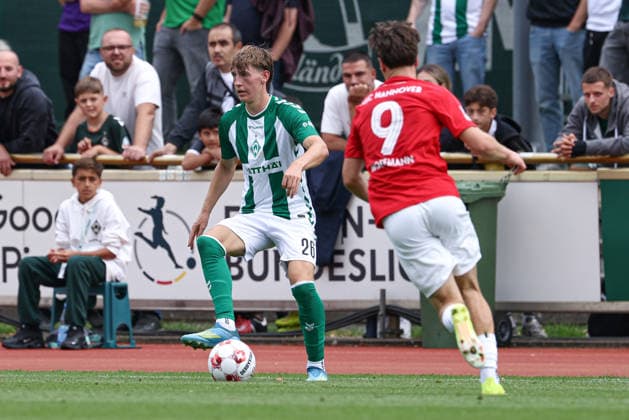 v.li.: Luca Höcker (SV Werder Bremen II, 26) und Finn Hoffmann (HSC Hannover, 9) im Zweikampf, Duell, Dynamik, Aktion, Action, Spielszene, 29.08.2026, Bremen (Deutschland), Fussball, Regionalliga Nord, SV Werder Bremen II - HSC Hannover