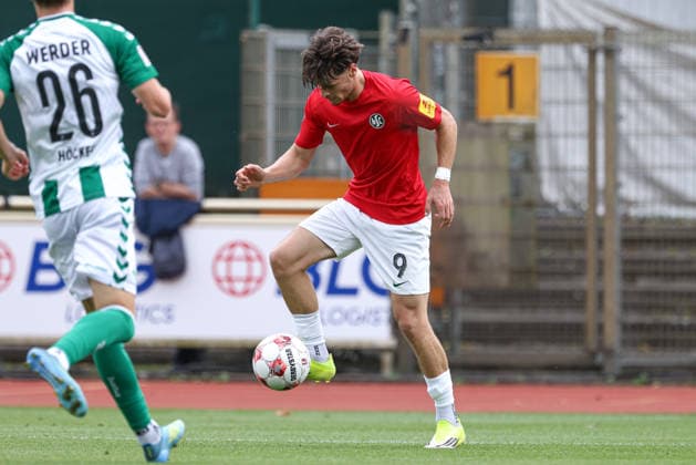 Finn Hoffmann (HSC Hannover, 9) am Ball, Einzelbild, Ganzkörper, Aktion, Action, Spielszene, 29.08.2026, Bremen (Deutschland), Fussball, Regionalliga Nord, SV Werder Bremen II - HSC Hannover