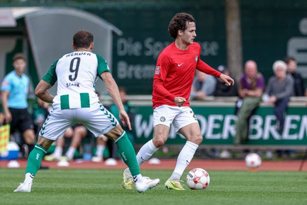 v.li.: Christian Stark (SV Werder Bremen II, 9) und Yannik Pohlmann (HSC Hannover, 21) im Zweikampf, Duell, Dynamik, Aktion, Action, Spielszene, 29.08.2026, Bremen (Deutschland), Fussball, Regionalliga Nord, SV Werder Bremen II - HSC Hannover