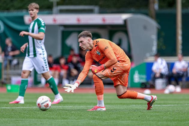 Stefan Smarkalev (Torhüter, Torwart, SV Werder Bremen II, 1) am Ball, Einzelbild, Ganzkörper, Aktion, Action, Spielszene, 29.08.2026, Bremen (Deutschland), Fussball, Regionalliga Nord, SV Werder Bremen II - HSC Hannover