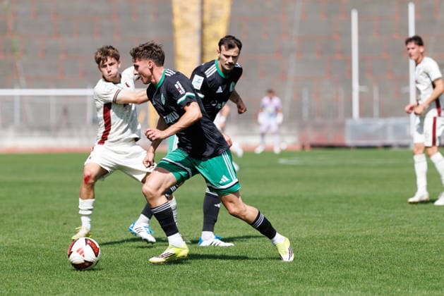 Marco Niedermayer (16, SC Eltersdorf), Patrick Ort (14, SC Eltersdorf) und Simon Mühlbauer (25, FC Augsburg II) beim Spiel zwischen FC Augsburg II v SC Eltersdorf, Fussball, Herren, Regionalliga Bayern, 2026 2027, 6.Spieltag am 29.08.2026 in Augsburg, Rosenaustadion. Bayern Deutschland