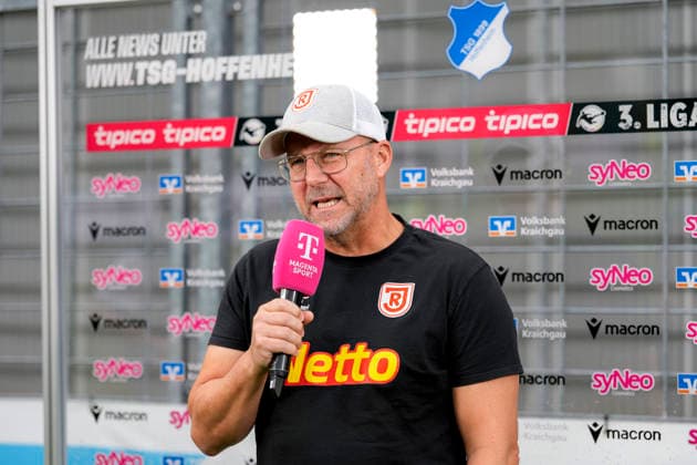 sSascha Hildmann (Trainer, Cheftrainer, Regensburg), mit Mikrofon beim Interview mit Magenta (magentaSport), TV, Fernsehen, Einzelbild, Einzelfoto, 29.08.2026, Sinsheim (Deutschland), Fussball, 3. Liga, TSG 1899 Hoffenheim II - SSV Jahn Regensburg, DFB DFL REGULATIONS PROHIBIT ANY USE OF PHOTOGRAPHS AS IMAGE SEQUENCES AND OR QUASI-VIDEO.