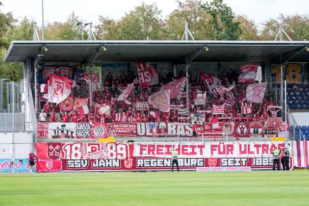 Die mitgereisten Ultras vom SSV Jahn Regensburg schwenken in der Fankurve ihre Fahnen, Gästefans, Gästeblock, Gast, Fanblock, freuen sich aufs Spiel, Fans, Publikum, Zuschauer, Stimmung, Atmosphäre, Stadion, 29.08.2026, Sinsheim (Deutschland), Fussball, 3. Liga, TSG 1899 Hoffenheim II - SSV Jahn Regensburg, DFB DFL REGULATIONS PROHIBIT ANY USE OF PHOTOGRAPHS AS IMAGE SEQUENCES AND OR QUASI-VIDEO.