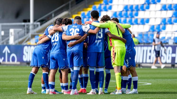 Spieler der TSG 1899 Hoffenheim II (U23), schwören sich mit einem Mannschaftskreis vor dem Anpfiff ein, Kreis, Teamkreis, Konzentration, Kameradschaft, Ansprache, Motivation, 29.08.2026, Sinsheim (Deutschland), Fussball, 3. Liga, TSG 1899 Hoffenheim II - SSV Jahn Regensburg, DFB DFL REGULATIONS PROHIBIT ANY USE OF PHOTOGRAPHS AS IMAGE SEQUENCES AND OR QUASI-VIDEO.
