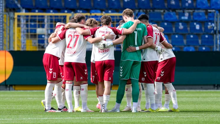 Spieler vom SSV Jahn Regensburg, schwören sich mit einem Mannschaftskreis vor dem Anpfiff ein, Kreis, Teamkreis, Konzentration, Kameradschaft, Ansprache, Motivation, 29.08.2026, Sinsheim (Deutschland), Fussball, 3. Liga, TSG 1899 Hoffenheim II - SSV Jahn Regensburg, DFB DFL REGULATIONS PROHIBIT ANY USE OF PHOTOGRAPHS AS IMAGE SEQUENCES AND OR QUASI-VIDEO.