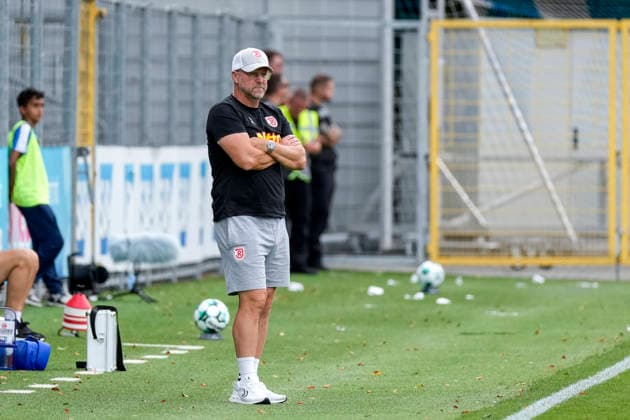 Sascha Hildmann (Trainer, Cheftrainer, Regensburg), Freisteller, Ganzkörper, Einzelbild, Einzelfoto, Aktion, Action, am Spielfeldrand, an der Seitenauslinie, 29.08.2026, Sinsheim (Deutschland), Fussball, 3. Liga, TSG 1899 Hoffenheim II - SSV Jahn Regensburg, DFB DFL REGULATIONS PROHIBIT ANY USE OF PHOTOGRAPHS AS IMAGE SEQUENCES AND OR QUASI-VIDEO.