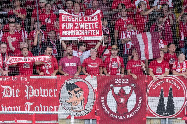 Die Fans vom SSV Jahn Regensburg zeigen in der Fankurve ein Banner, Spruchband mit der Aufschrift: Eigene Liga für zweite Mannschaften, Fans, Ultras Publikum, Zuschauer, Stimmung, Atmosphäre, Stadion, Protest gegen 2. Mannschaften in der 3. Liga, Protestaktion, protestieren, Aktion, Action, 29.08.2026, Sinsheim (Deutschland), Fussball, 3. Liga, TSG 1899 Hoffenheim II - SSV Jahn Regensburg, DFB DFL REGULATIONS PROHIBIT ANY USE OF PHOTOGRAPHS AS IMAGE SEQUENCES AND OR QUASI-VIDEO.