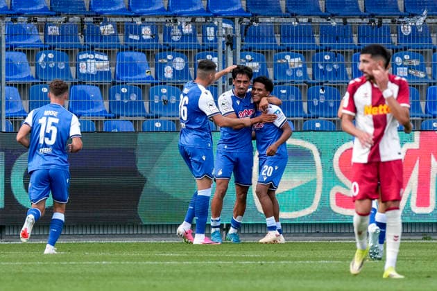 v.li.: Matthew Moore (TSG II, 15), Jakov Dedic (TSG II, 36), Yasin Zor (TSG II, 10), Torschütze Tiago Poller (TSG II, 20), Spieler der TSG 1899 Hoffenheim II (U23), jubeln über das Tor zum 2:0, Jubel, Torjubel, Torerfolg, celebrate the goal, goal, celebration, jubelt ueber das Tor, Freuen, Freude, freut sich, optimistisch, positiv, Spielszene, Highlight, Action, Aktion, 29.08.2026, Sinsheim (Deutschland), Fussball, 3. Liga, TSG 1899 Hoffenheim II - SSV Jahn Regensburg, DFB DFL REGULATIONS PROHIBIT ANY USE OF PHOTOGRAPHS AS IMAGE SEQUENCES AND OR QUASI-VIDEO.