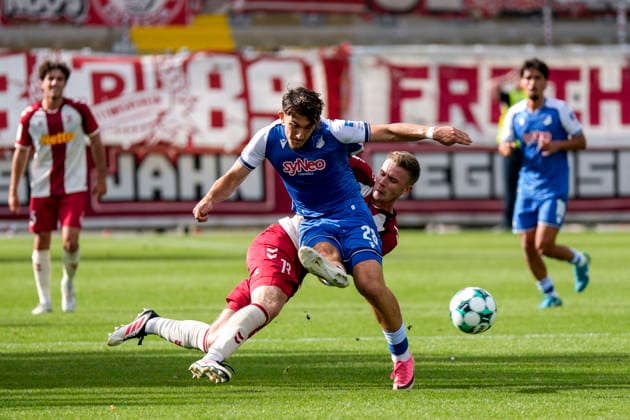 v.li.: Erik Majetschak (Regensburg, 13), Florian Micheler (TSG II, 28), Zweikampf, Spielszene, Duell, duel, tackle, tackling, Dynamik, Action, Aktion, 29.08.2026, Sinsheim (Deutschland), Fussball, 3. Liga, TSG 1899 Hoffenheim II - SSV Jahn Regensburg, DFB DFL REGULATIONS PROHIBIT ANY USE OF PHOTOGRAPHS AS IMAGE SEQUENCES AND OR QUASI-VIDEO.