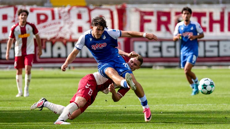 v.li.: Erik Majetschak (Regensburg, 13), Florian Micheler (TSG II, 28), Zweikampf, Spielszene, Duell, duel, tackle, tackling, Dynamik, Action, Aktion, 29.08.2026, Sinsheim (Deutschland), Fussball, 3. Liga, TSG 1899 Hoffenheim II - SSV Jahn Regensburg, DFB DFL REGULATIONS PROHIBIT ANY USE OF PHOTOGRAPHS AS IMAGE SEQUENCES AND OR QUASI-VIDEO.