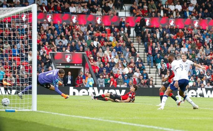 James Tarkowski shoots to score the equalising goal for Everton in injury time AFC Bournemouth v Everton, Premier League Football, Football, Vitality Stadium, Bournemouth, UK - 29 Aug 2026Bournemouth Vitality Stadium United Kingdom EDITORIAL USE ONLY No use with unauthorised audio, video, data, fixture lists, club league logos or live services. Online in-match use limited to 120 images, no video emulation. No use in betting, games or single club league player publications. Copyright: xMattxImpey Shutterstockx 17119015bc