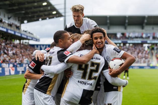 David Ngabi Mokwa (SV 07 Elversberg) bejubelt den Treffer zum 3:0 mit Jan Gyamerah (SV 07 Elversberg), Lukas Petkov (SV 07 Elversberg), Francis Onyeka (SV 07 Elversberg), Maximilian Rohr (SV 07 Elversberg), Torjubel, Jubel, Freude, Emotionen SV Elversberg vs Bayer 04 Leverkusen, Fussball, 1. Bundesliga, 01. Spieltag, Saison 2026 2027, 29.08.2026 SV Elversberg vs Bayer 04 Leverkusen, Fussball, 1. Bundesliga, 01. Spieltag, Saison 2026 2027, 29.08.2026 Copyright: xEibnerxPressefotox EP_ANS