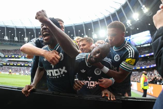Yoane Wissa of Newcastle United celebrates scoring his team s second goal with teammates Tottenham Hotspur v Newcastle United, Premier League, Football, Tottenham Hotspur Stadium, London, UK, 29 08 2026, England - 29 Aug 2026London Tottenham Hotspur Stadium England United Kingdom EDITORIAL USE ONLY No use with unauthorised audio, video, data, fixture lists, club league logos or live services. Online in-match use limited to 120 images, no video emulation. No use in betting, games or single club league player publications. Copyright: xHanc WiredxPhotos Shutterstockx 17124807as
