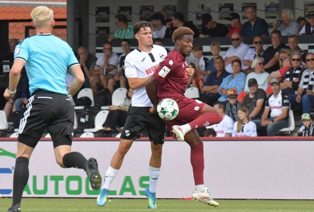 29.08.2026, GER, Fussball, 3.Liga, Saison 2026 2027, 03. Spieltag, Sportclub-Arena, Verl SC Verl - Fortuna Köln 3 : 2 Felix Vogler (SC Verl, links) gegen Romeo Aigbekaen (Fortuna Köln), Aktion, Duell, Zweikampf