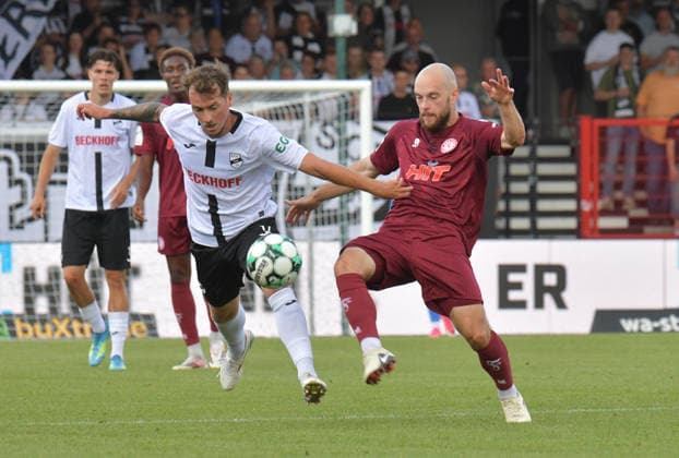 29.08.2026, GER, Fussball, 3.Liga, Saison 2026 2027, 03. Spieltag, Sportclub-Arena, Verl SC Verl - Fortuna Köln 3 : 2 Yari Otto (SC Verl, links) gegen Adrian Stanlewicz (Fortuna Köln), Aktion, Duell, Zweikampf