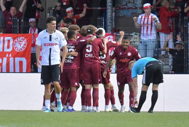 29.08.2026, GER, Fussball, 3.Liga, Saison 2026 2027, 03. Spieltag, Sportclub-Arena, Verl SC Verl - Fortuna Köln 1 : 2 Felix Vogler (SC Verl) ist nach dem 0 : 2 enttäuscht, Aktion, Einzelbild, Quer, Mimik, Gestik, Enttäuscht, Enttäuschung