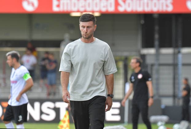 29.08.2026, GER, Fussball, 3.Liga, Saison 2026 2027, 03. Spieltag, Sportclub-Arena, Verl SC Verl - Fortuna Köln 1 : 2 Orest Shala (Trainer SC Verl), Aktion, Einzelbild, Quer, Mimik, Gestik, Trainer, Coach