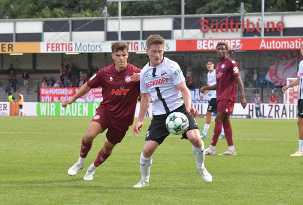 29.08.2026, GER, Fussball, 3.Liga, Saison 2026 2027, 03. Spieltag, Sportclub-Arena, Verl SC Verl - Fortuna Köln 1 : 2 Dennis Waidner (SC Verl, rechts) gegen Nico Thier (Fortuna Köln), Aktion, Duell, Zweikampf