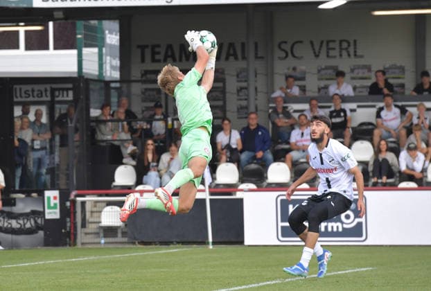 29.08.2026, GER, Fussball, 3.Liga, Saison 2026 2027, 03. Spieltag, Sportclub-Arena, Verl SC Verl - Fortuna Köln 1 : 2 Lennart Winkler (Fortuna Köln) fängt den Ball vor Tanay Cosar (SC Verl), Aktion, Einzelbild, Quer, Torwart, Torhüter, Keeper