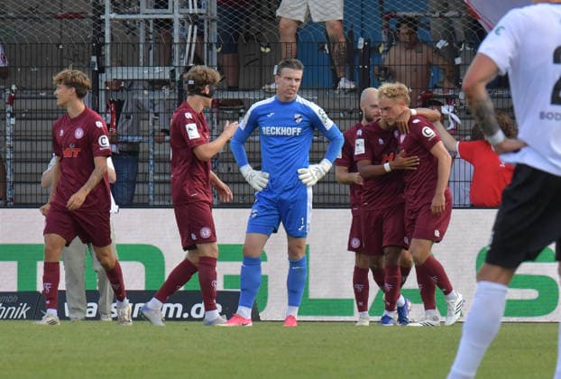 29.08.2026, GER, Fussball, 3.Liga, Saison 2026 2027, 03. Spieltag, Sportclub-Arena, Verl SC Verl - Fortuna Köln 1 : 2 Tor-Jubel Fortuna Köln um den Torschützen Timo Bornemann (Fortuna Köln, rechts), Aktion, Einzelbild, Quer, Mimik, Gestik, Jubel, jubeln, Freude, freuen