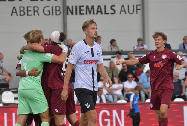 29.08.2026, GER, Fussball, 3.Liga, Saison 2026 2027, 03. Spieltag, Sportclub-Arena, Verl SC Verl - Fortuna Köln 1 : 2 Während die siegreichen Kölner nach Schlusspfiff freuen, ist Nick Seidel (SC Verl) enttäuscht, Aktion, Einzelbild, Quer, Mimik, Gestik, Enttäuscht, Enttäuschung