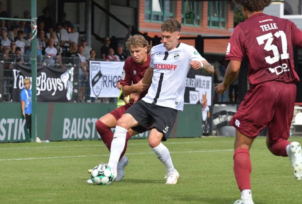 29.08.2026, GER, Fussball, 3.Liga, Saison 2026 2027, 03. Spieltag, Sportclub-Arena, Verl SC Verl - Fortuna Köln 1 : 2 Tim Heike (SC Verl, rechts) gegen Maximilian Fischer (Fortuna Köln), Aktion, Duell, Zweikampf