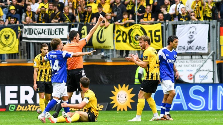 Felix Grund (Schiedsrichter) zeigt Niclas Nadj (SV Meppen, 40) rechts, die Gelbe Karte wegen Foulspiel an Danilo Wiebe (Alemannia Aachen, 28) am Boden liegend, Gelbe Karte, Verwarnung, yellow card, 29.08.2026, Aachen (Deutschland), Fussball, 3. Liga, TSV Alemannia Aachen - SV Meppen, Fussball, 3. Liga, TSV Alemannia Aachen - SV Meppen, DFB DFL REGULATIONS PROHIBIT ANY USE OF PHOTOGRAPHS AS IMAGE SEQUENCES AND OR QUASI-VIDEO.
