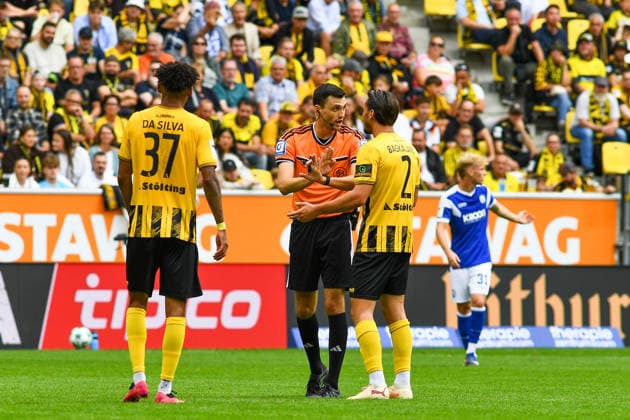 Felix Grund (Schiedsrichter) im Gespräch mit Petros Bagkalianis (Alemania Aachen, 2), Aktion, Action, Diskussion,, 29.08.2026, Aachen (Deutschland), Fussball, 3. Liga, TSV Alemannia Aachen - SV Meppen, Fussball, 3. Liga, TSV Alemannia Aachen - SV Meppen, DFB DFL REGULATIONS PROHIBIT ANY USE OF PHOTOGRAPHS AS IMAGE SEQUENCES AND OR QUASI-VIDEO.