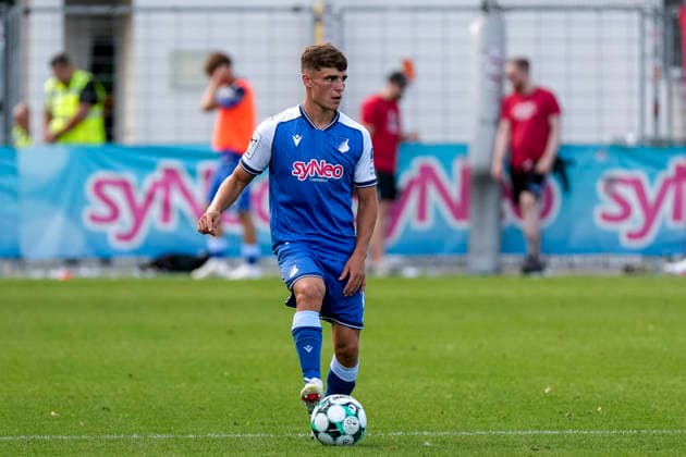 Matthew Moore (TSG II, 15), am Ball, Freisteller, Ganzkörper, Einzelbild, Einzelfoto, Aktion, Action, 29.08.2026, Sinsheim (Deutschland), Fussball, 3. Liga, TSG 1899 Hoffenheim II - SSV Jahn Regensburg, DFB DFL REGULATIONS PROHIBIT ANY USE OF PHOTOGRAPHS AS IMAGE SEQUENCES AND OR QUASI-VIDEO.