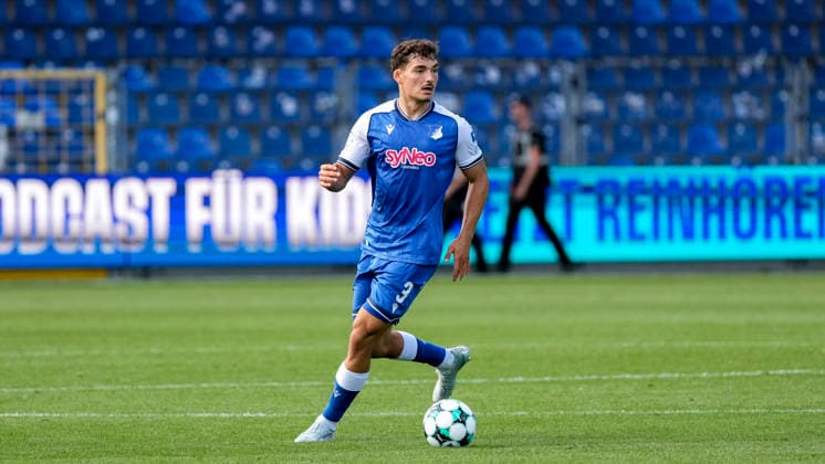 Sean Dulic (TSG II, 3), am Ball, Freisteller, Ganzkörper, Einzelbild, Einzelfoto, Aktion, Action, 29.08.2026, Sinsheim (Deutschland), Fussball, 3. Liga, TSG 1899 Hoffenheim II - SSV Jahn Regensburg, DFB DFL REGULATIONS PROHIBIT ANY USE OF PHOTOGRAPHS AS IMAGE SEQUENCES AND OR QUASI-VIDEO.